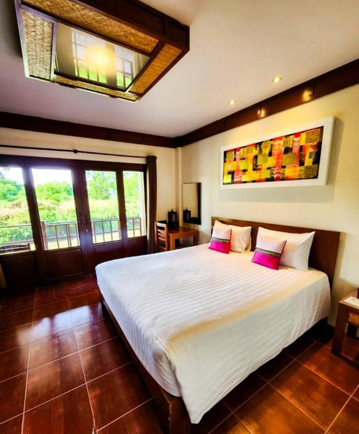 ห้อง Deluxe เพดานไม้สานสไตล์ไทย ระเบียงมองวิวแม่น้ำ