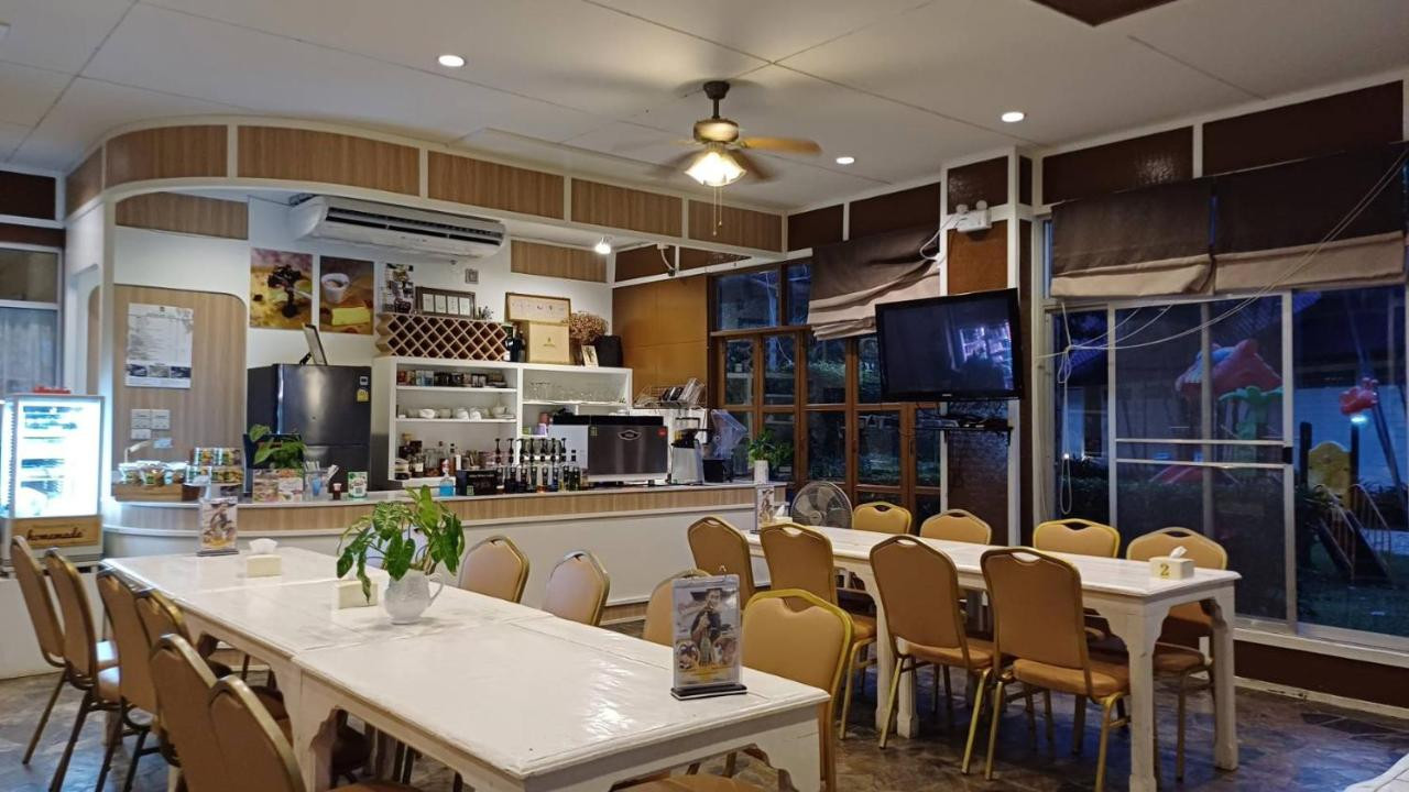 ร้านอาหาร RiverLake Café & Restaurant พร้อมโต๊ะยาวและบาร์กาแฟ