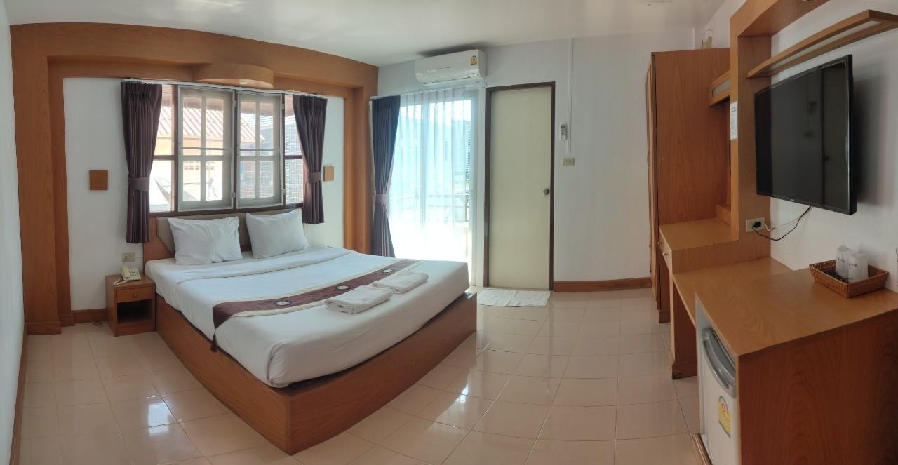 ห้อง Superior King ของ Areena Resort and Hotel Uttaradit มีระเบียงและตู้เย็น