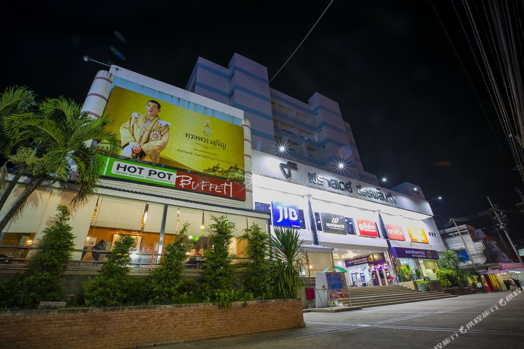 ตัวตึก Friday Hotel ยามค่ำ ชั้นล่างเป็นห้างเพรสซิเดนท์และร้าน Hot Pot Buffet