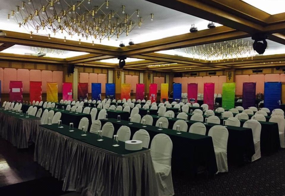ห้องจัดเลี้ยงและห้องประชุมขนาดใหญ่ของ Seeharaj Hotel จัดเตรียมแบบสัมมนา