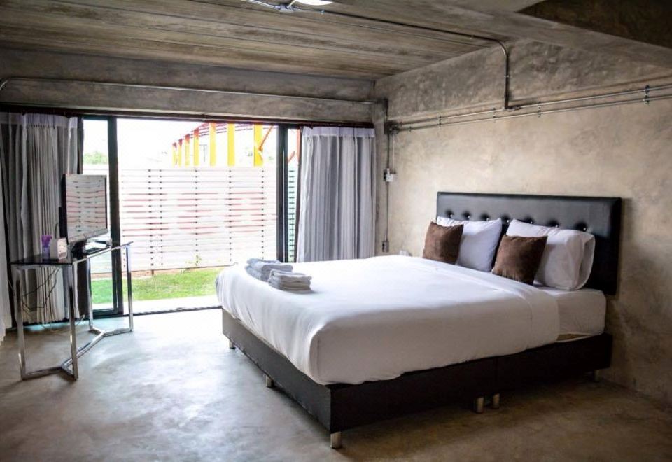 ห้องสไตล์ลอฟต์ผนังปูนเปลือย เตียงคิงไซซ์ ของ Sunee Boutique Hotel