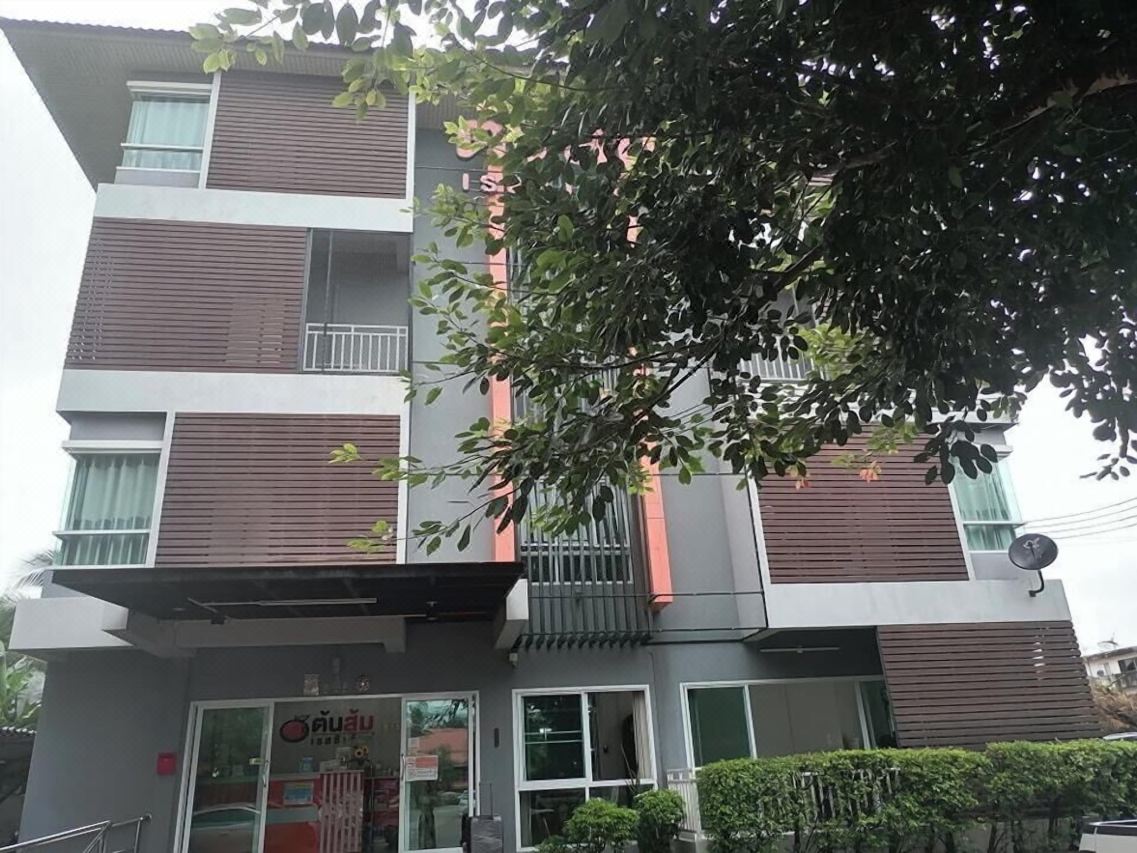 ด้านหน้าอาคาร Tonsom Residence อุตรดิตถ์ พร้อมป้ายต้นส้มสีส้ม
