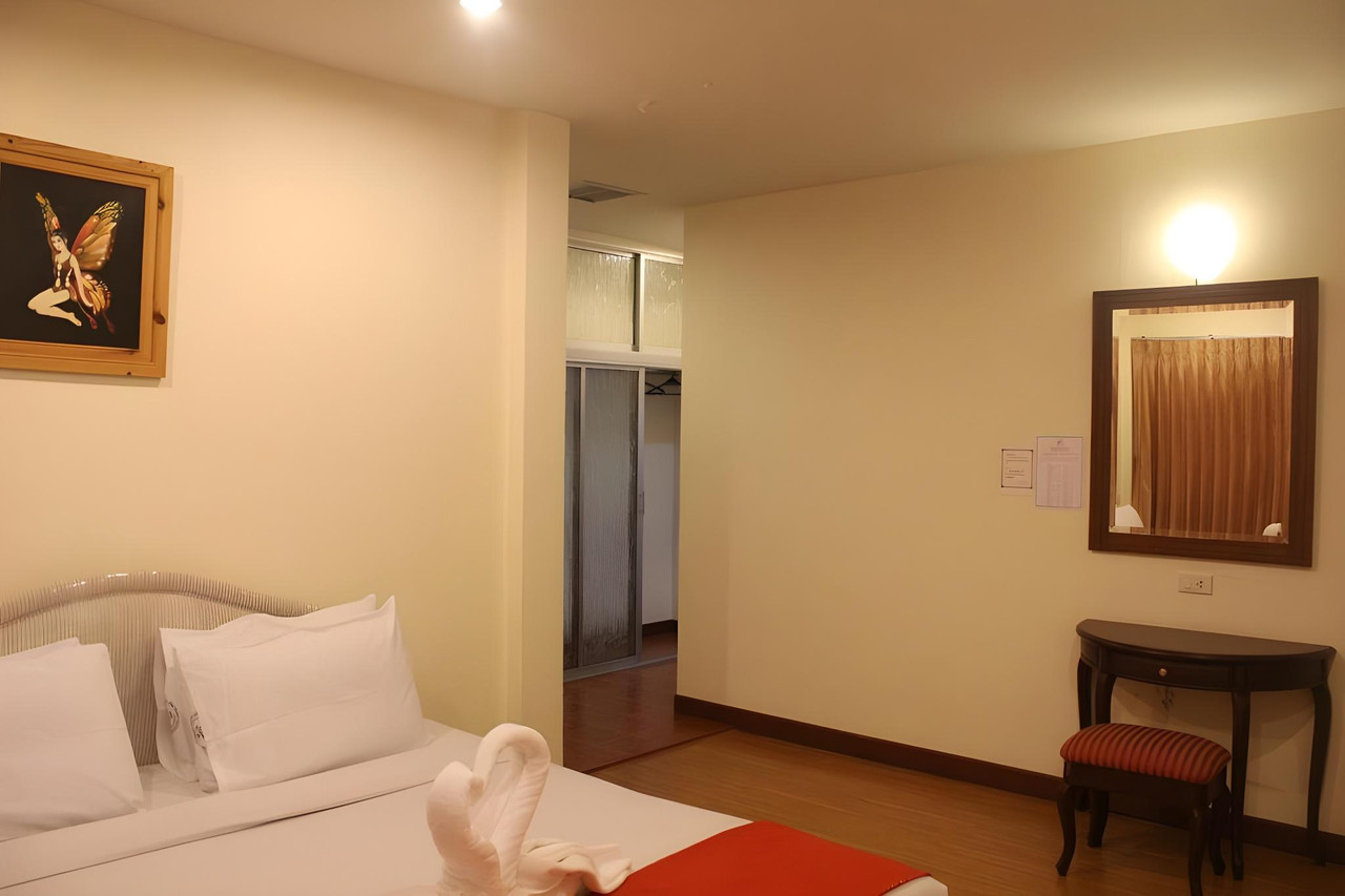 ห้องพัก Butterfly Princess Hotel มีภาพผีเสื้อบนผนัง โต๊ะเครื่องแป้งและกระจก