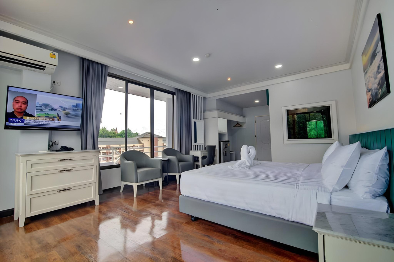 ห้องพักกว้างของ Grandview Landmark Betong เตียงคิงไซส์และระเบียงวิวเมือง