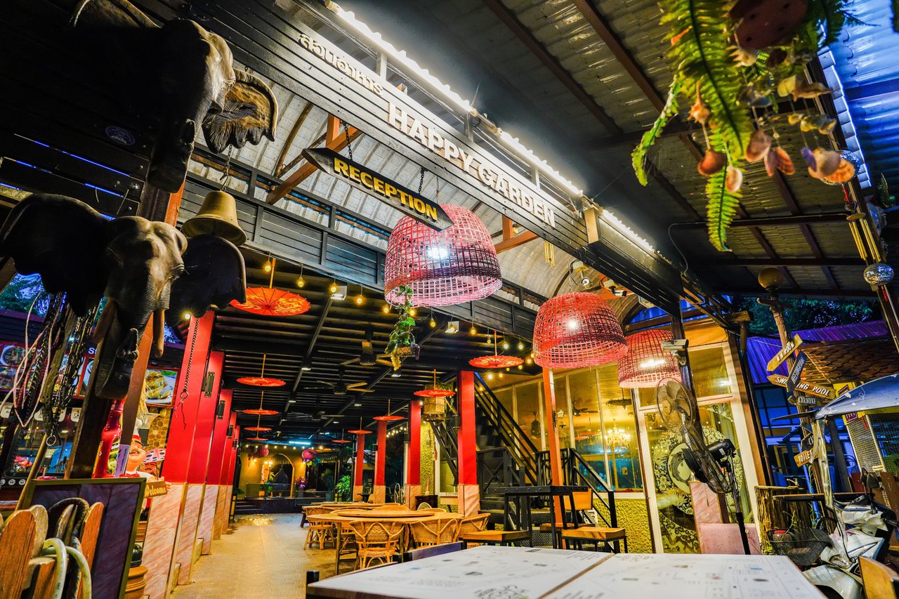 มุมต้อนรับและร้านอาหารตกแต่งสไตล์โบฮีเมียน ป้าย Happy Garden Resort