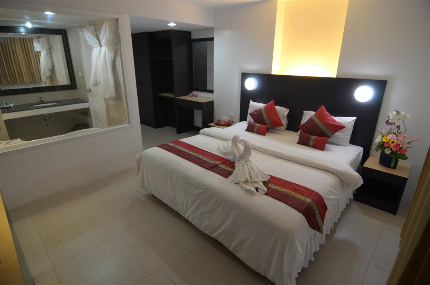 ห้อง Deluxe เตียงคู่ผ้าคาดสีแดง ห้องน้ำกระจกใส Modern Thai Hotel Betong