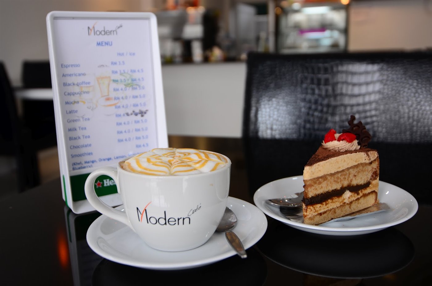 Modern Café ชั้นล่างโรงแรม กาแฟลาเต้กับเค้ก