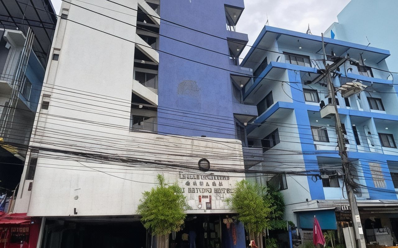 อาคารด้านนอก Sri Betong Hotel บนถนนธรรมวิถีกลางเมืองเบตง