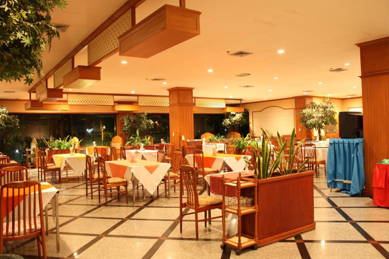 ห้องอาหารตกแต่งไม้ของ JP Emerald Hotel ยโสธร