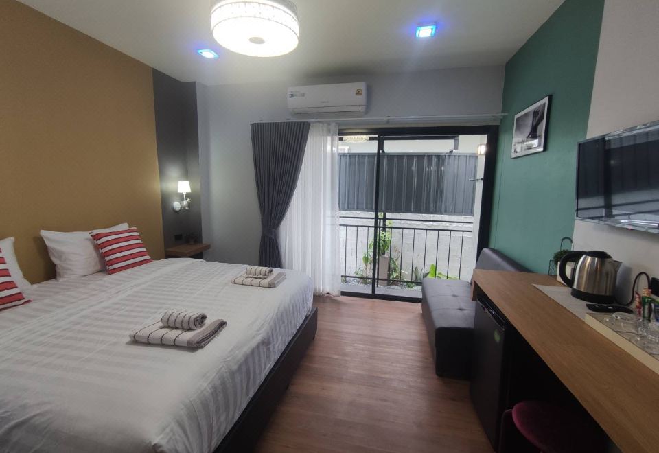 ห้องพัก U-Sabai Villa ผนังสีเขียว-มัสตาร์ด เตียงใหญ่ มีระเบียง