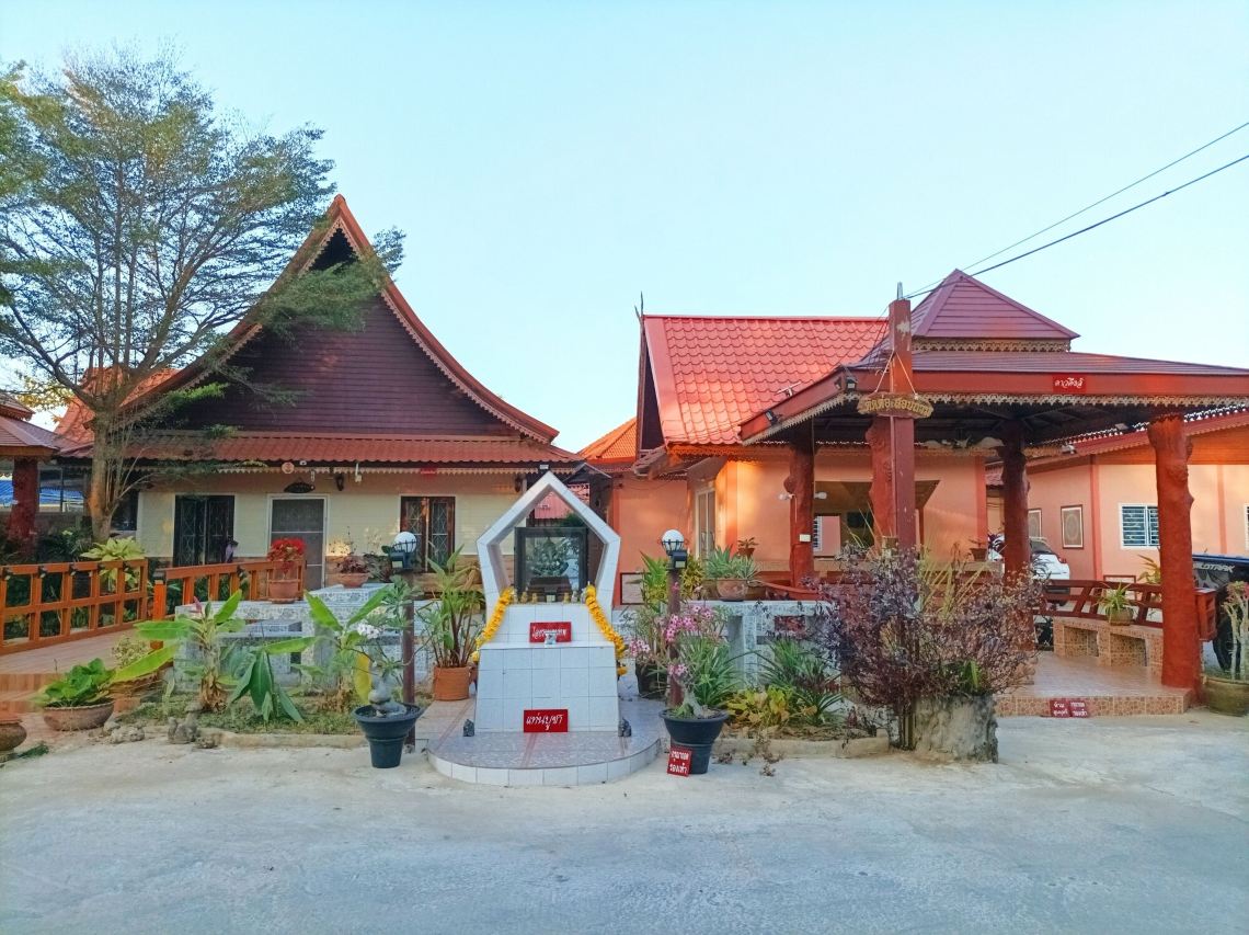 บังกะโลหลังคาแดงทรงไทยพร้อมศาลและศาลานั่งเล่นยามเย็น