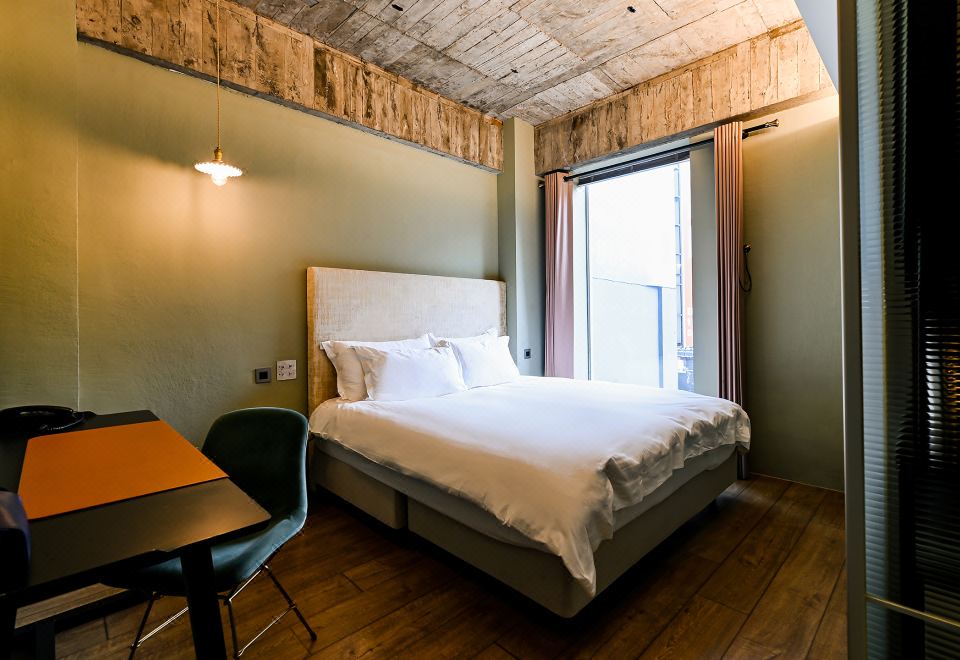 ด้านหน้าอาคาร HIVE HOTEL ผนังอิฐสีดินเผา ทำเลหน้าสถานีรถไฟหลัวตง