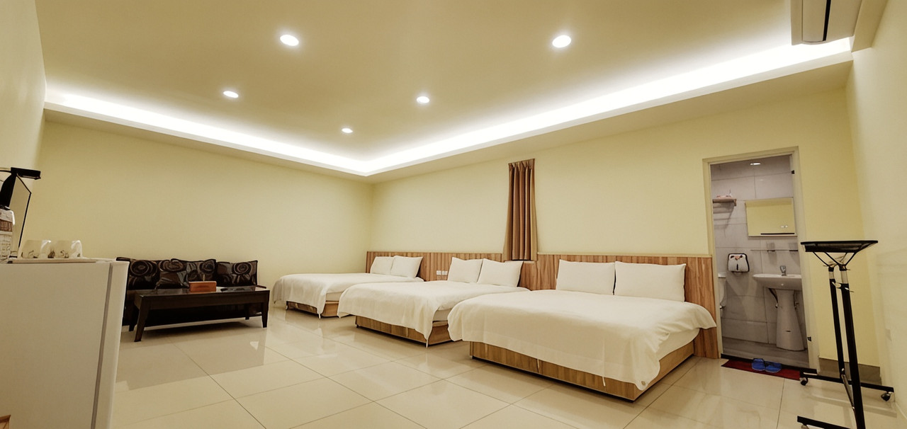 ห้อง Family Room พร้อมสไลเดอร์สีเขียวและโครงสร้างไม้เล่นในห้อง