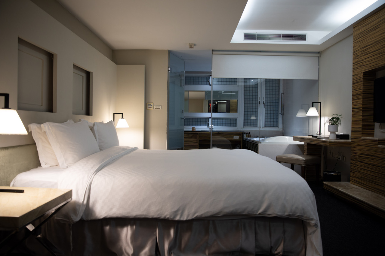 ห้อง King Deluxe บรรยากาศหรูหราโทนมืดอบอุ่นพร้อมกระจกบาน