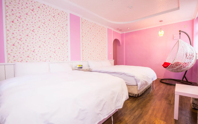 ห้องพักสไตล์โรแมนติกสีชมพูพร้อมเปลสวิง N. Castle Hotel