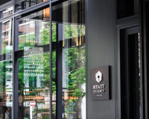 ทางเข้า Hyatt Regency Yokohama ป้าย Hyatt Regency