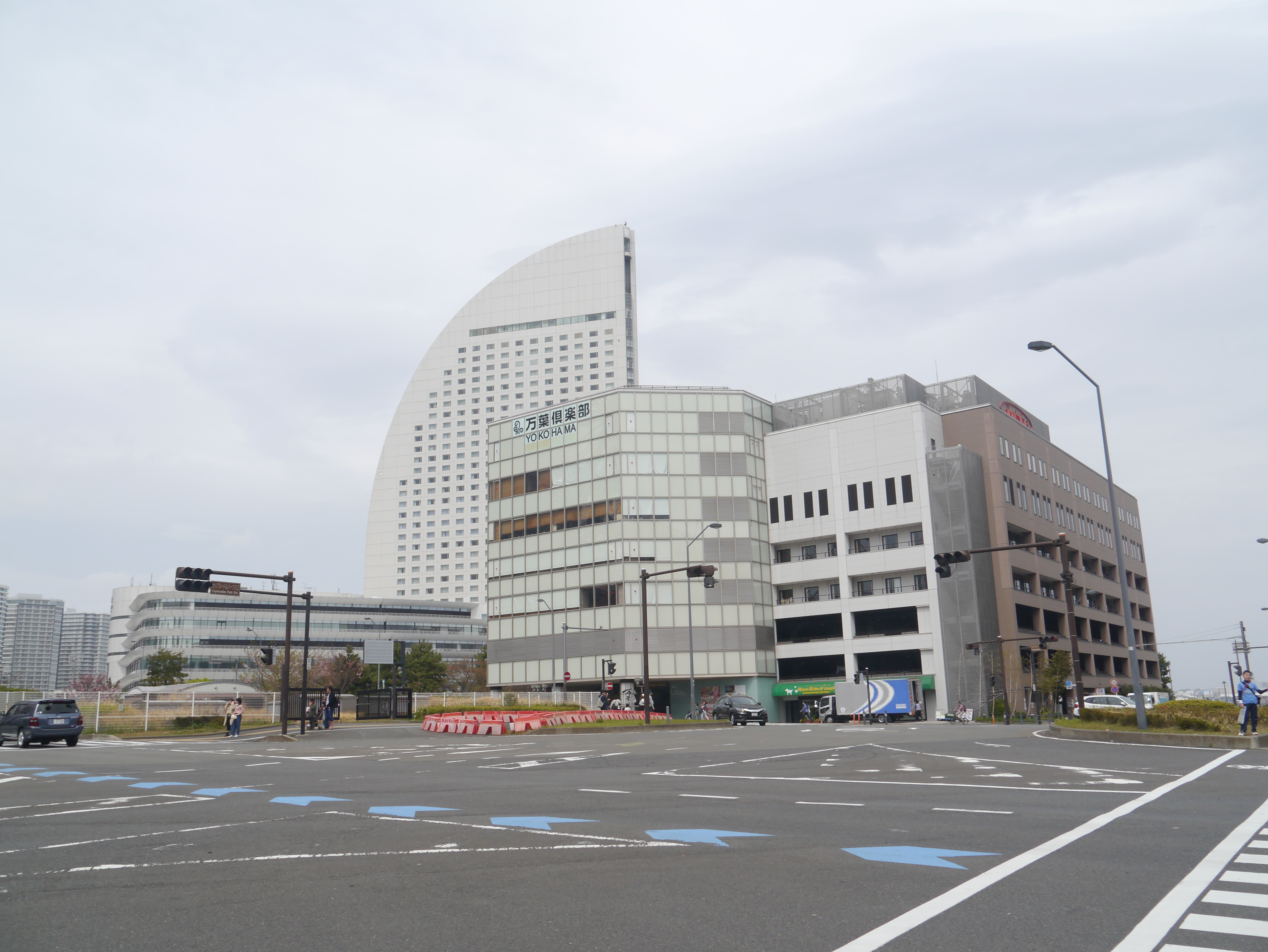 InterContinental Yokohama Grand ทรงใบเรือจากระยะไกล