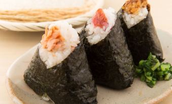 อาหารเช้าข้าวปั้น (onigiri) ฟรีที่ Toyoko Inn Yokohama Kannai