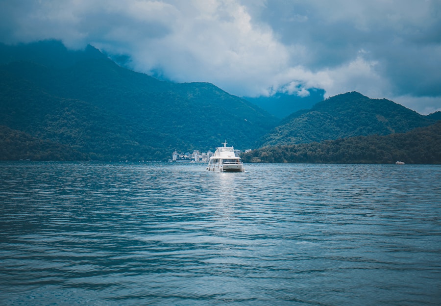 วิวทะเลสาบสุริยันจันทราจาก Yue Lake Backpackers